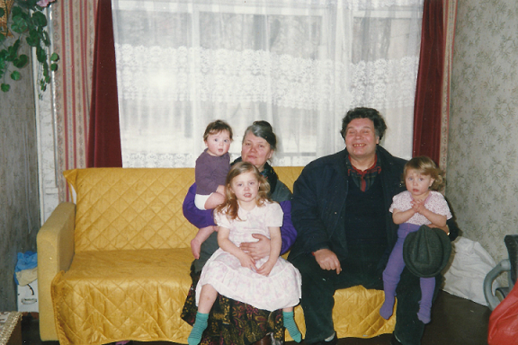 Mācītājs Vasilijs Fiļimonovs kopā ar mazbērniem